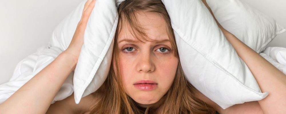 泉州公立妇科医院哪家好-过度熬夜可能对女性的月经产生不利影响(图1) 熬夜导致月经失调怎么办 熬夜的危害 月经失调的原因